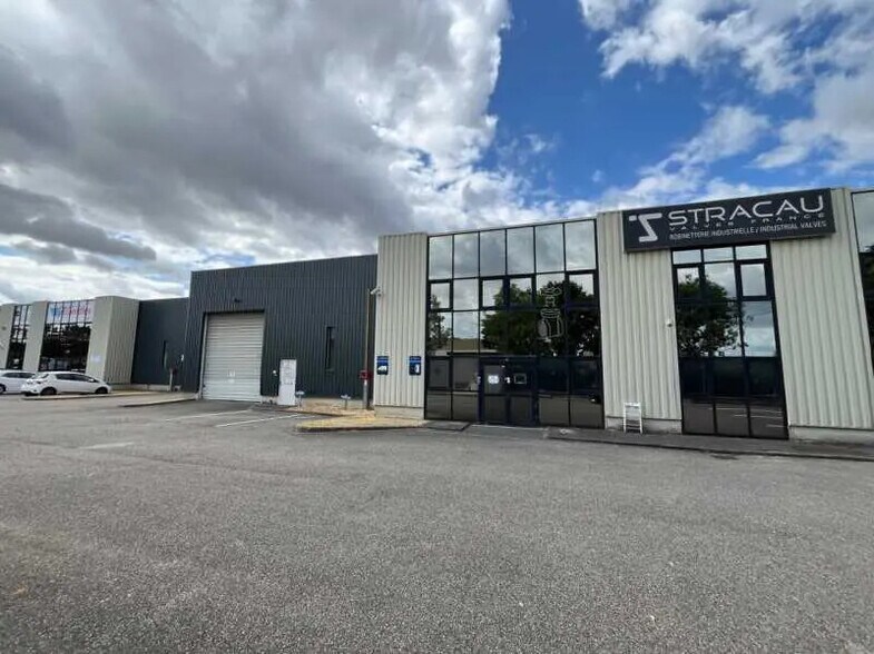23-33 Rue Des Freres Lumiere, Genas à louer - Photo de l’immeuble – Image 2 sur 15