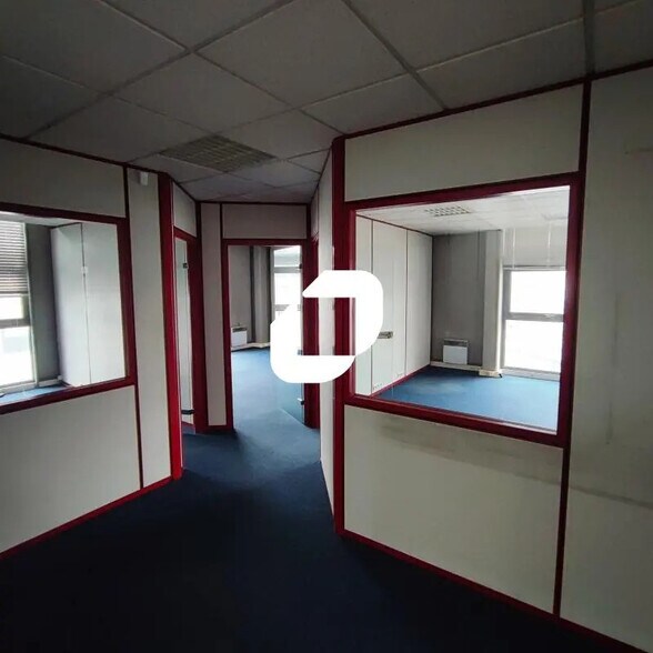 Local d’activités dans Sucy-en-Brie à louer - Photo de l’immeuble – Image 2 sur 9