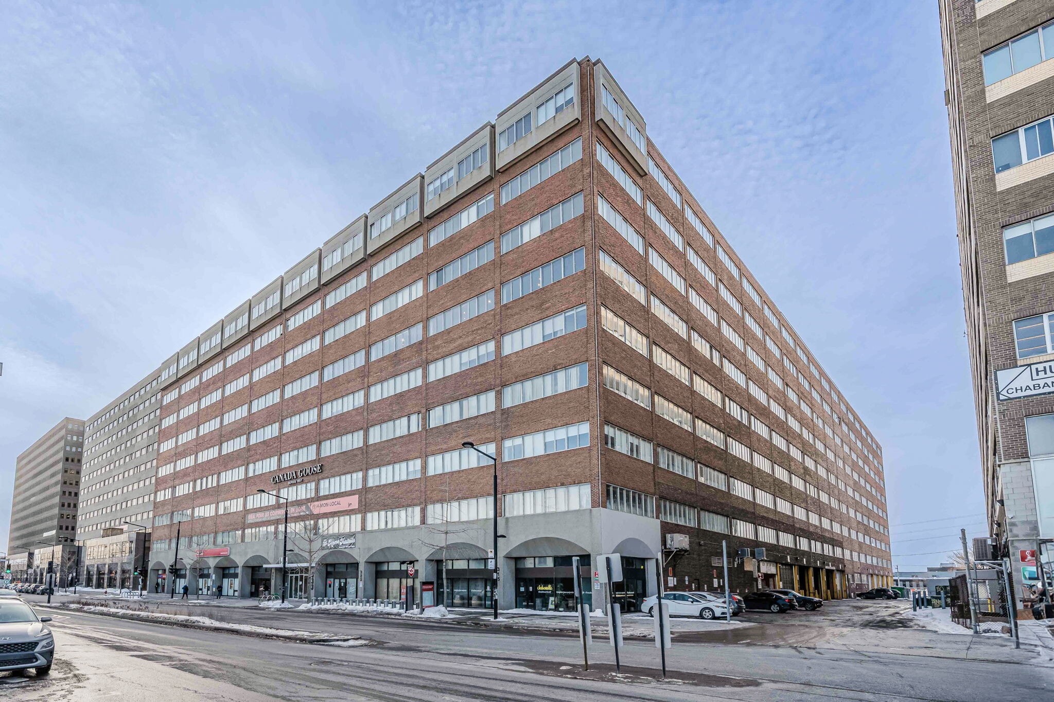 323-355 Rue Chabanel O, Montréal, QC à louer Photo principale– Image 1 sur 4