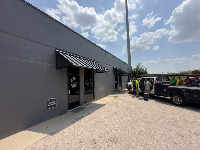 9606 Old Manor Rd, Austin, TX à vendre - Photo de l’immeuble – Image 2 sur 12