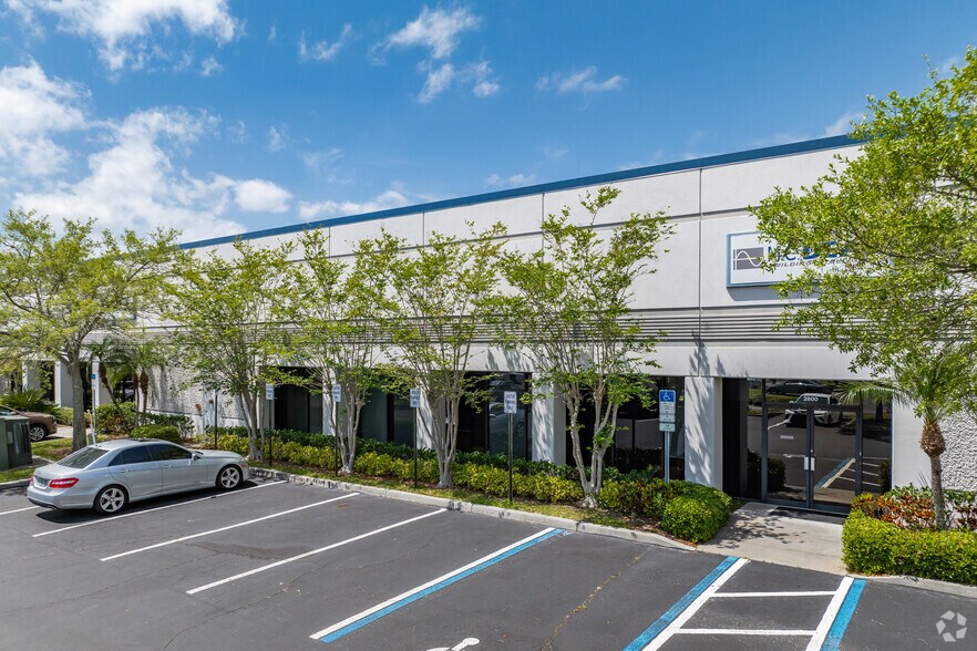 4023 Tampa Rd, Oldsmar, FL à louer - Photo de l’immeuble – Image 3 sur 6