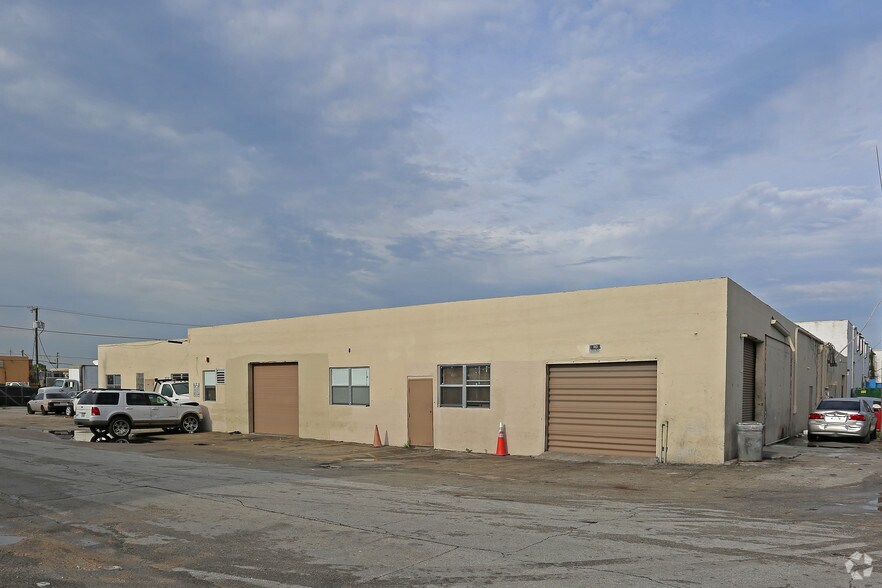 1079-1085 E 24th St, Hialeah, FL à louer - Photo principale – Image 1 sur 3