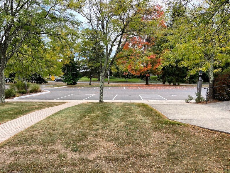 395 W Avon Rd, Avon, CT à louer - Photo de l’immeuble – Image 3 sur 4