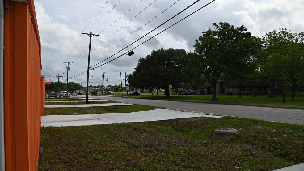 1817 Callaway dr, Alvin, TX à vendre - Photo de l’immeuble – Image 2 sur 4
