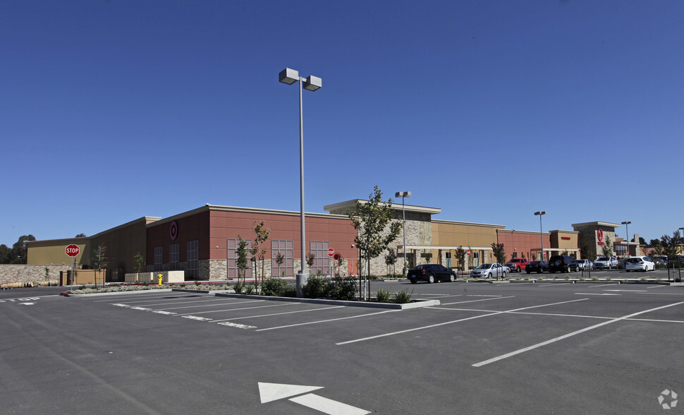 E Washington Pl & Highway 101, Petaluma, CA à louer - Photo de l’immeuble – Image 1 sur 8
