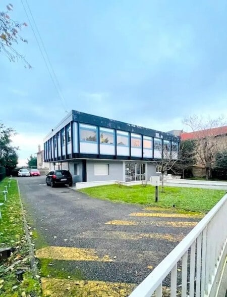 Local d’activités dans SAINT CYR L ECOLE à louer - Photo de l’immeuble – Image 1 sur 15