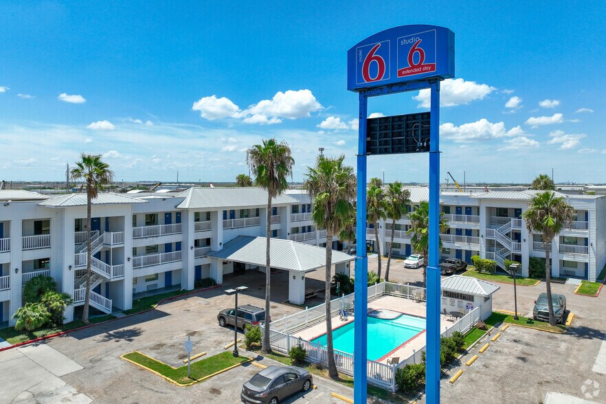 Studio 6/Motel 6 Corpus Christi North portefeuille de 2 biens à vendre sur LoopNet.fr - Photo principale – Image 1 sur 26