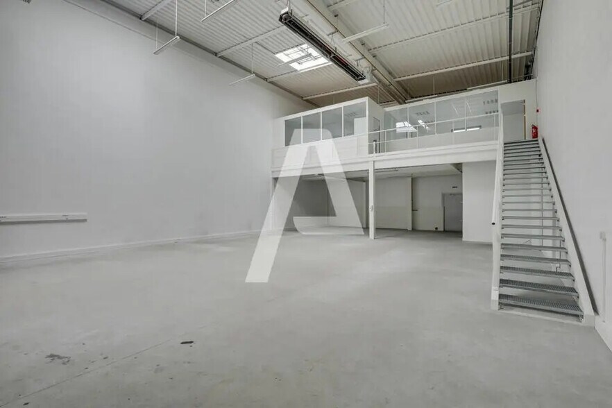 Local d’activités dans Palaiseau à louer - Photo de l’immeuble – Image 1 sur 8
