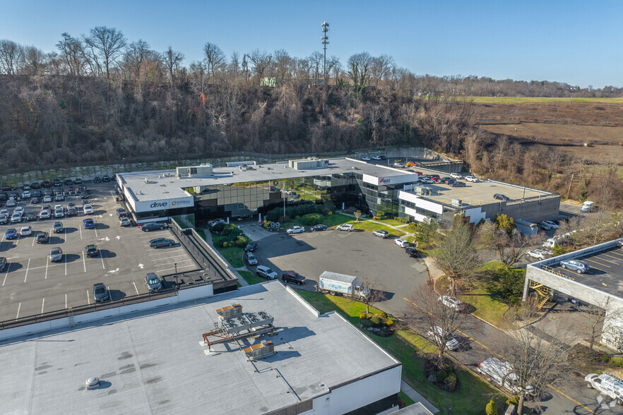 99 Seaview Blvd, Port Washington, NY à louer - Photo de l’immeuble – Image 3 sur 6