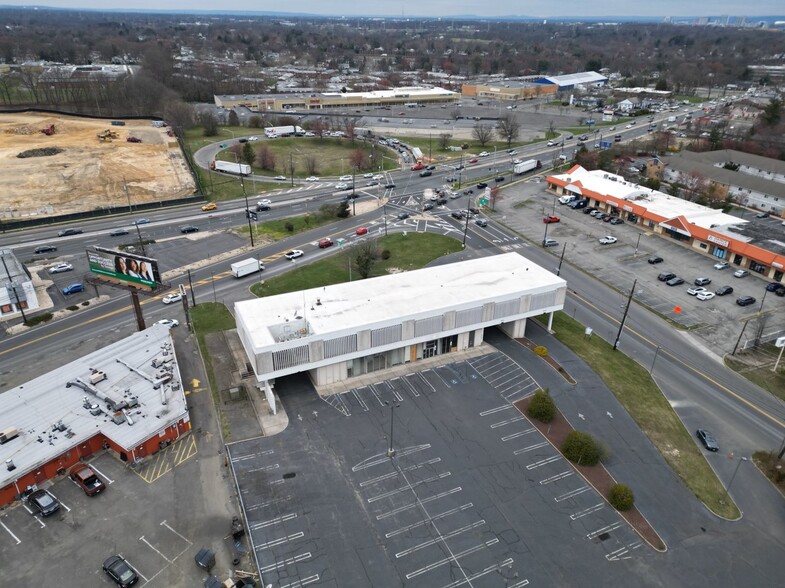 710 County 527 Rd, East Brunswick, NJ à louer - Photo de l’immeuble – Image 2 sur 3
