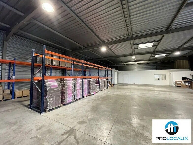 Local d’activités dans Verneuil-en-Halatte à louer - Photo de l’immeuble – Image 3 sur 12