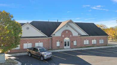 36015 Utica Rd, Clinton Township, MI à louer Photo de l’immeuble– Image 1 sur 1