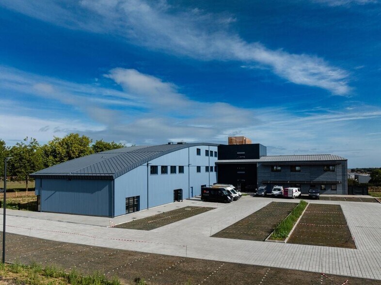 Bureau dans DOUVRES-LA-DÉLIVRANDE à vendre - Photo de l’immeuble – Image 2 sur 9
