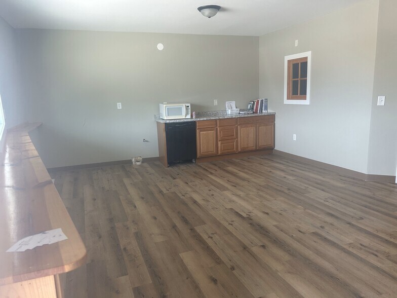 705 Main St, Ridgeway, WI à louer - Photo de l’immeuble – Image 2 sur 14