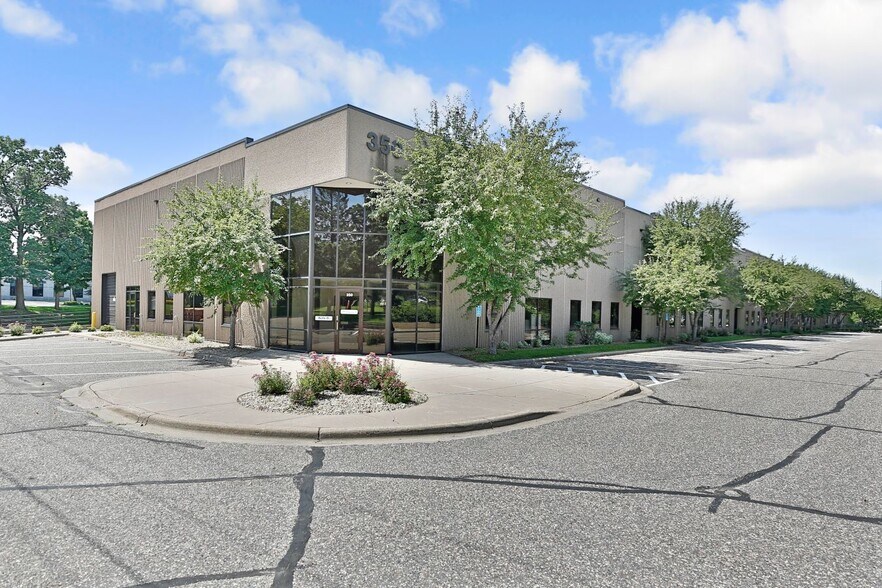 350 73rd Ave NE, Fridley, MN à louer - Photo de l’immeuble – Image 3 sur 8