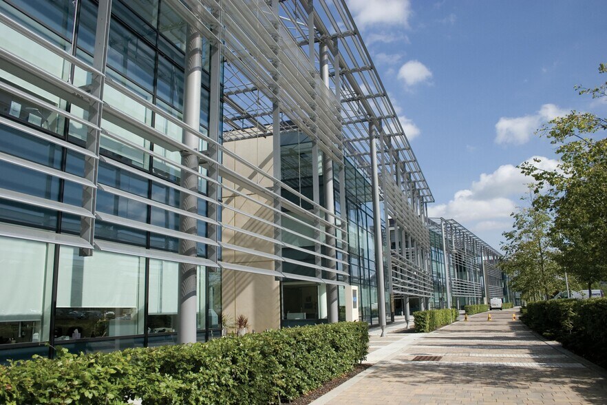 Sanderson Rd, Uxbridge à louer - Photo de l’immeuble – Image 2 sur 3