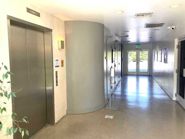 10951 W Pico Blvd, Los Angeles, CA à louer - Hall d’entrée – Image 3 sur 8