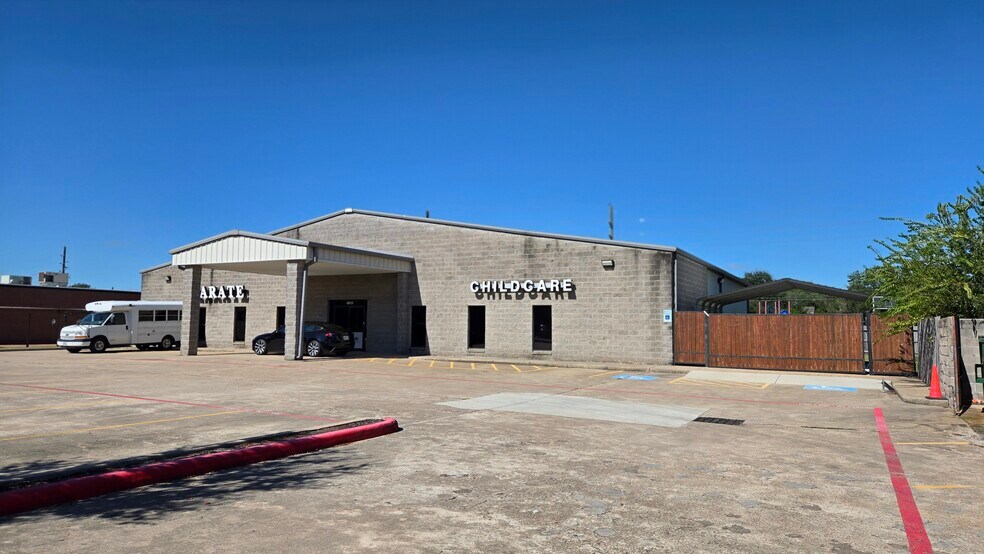 11202 Steeplecrest Dr, Houston, TX à louer - Photo de l’immeuble – Image 1 sur 20