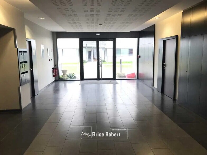 Bureau dans Dardilly à louer - Hall d’entrée – Image 2 sur 2