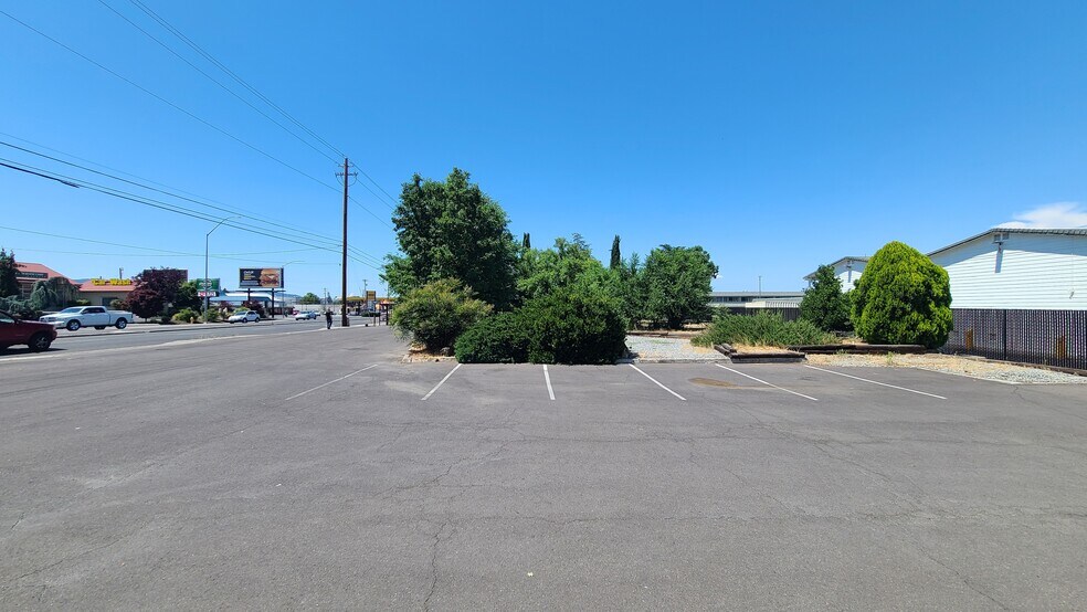 1015 S Riverside Ave, Medford, OR à vendre - Photo de l’immeuble – Image 3 sur 7