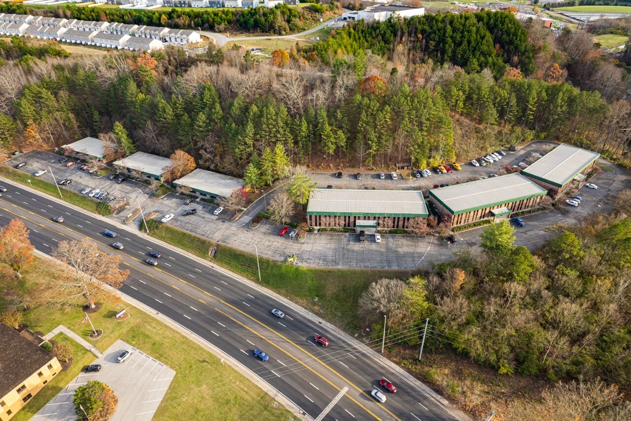 704 S Illinois Ave, Oak Ridge, TN à louer Photo principale– Image 1 sur 7