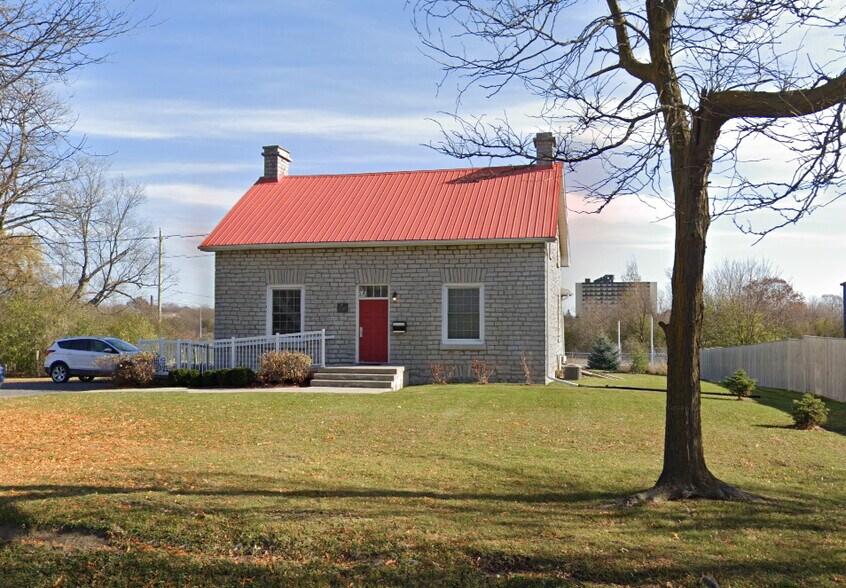 294 Elliott Av, Kingston, ON à louer - Photo de l’immeuble – Image 2 sur 2