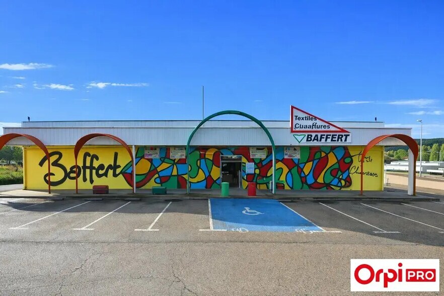 Local commercial dans Ruy-Montceau à louer - Photo de l’immeuble – Image 1 sur 6