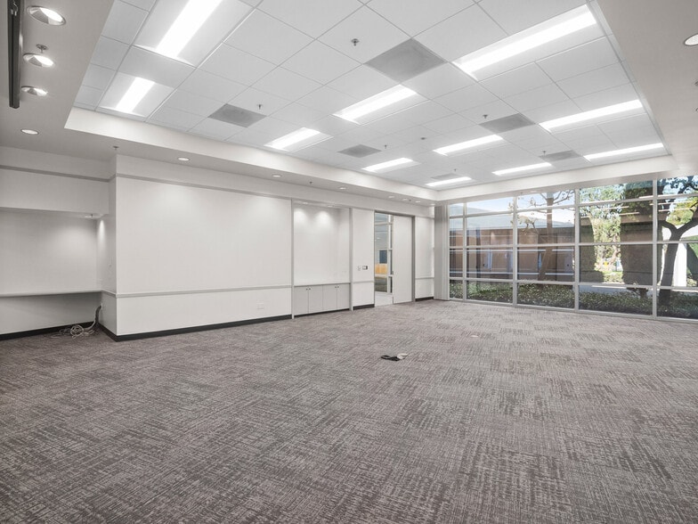 5001 E La Palma Ave, Anaheim, CA à louer - Photo intérieure – Image 3 sur 11