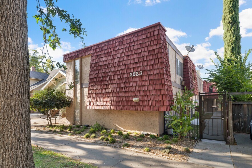 2323 W St, Sacramento, CA à vendre - Photo de l’immeuble – Image 2 sur 36