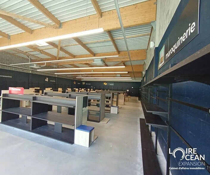 Local commercial dans Verrières-en-Anjou à louer - Photo de l’immeuble – Image 3 sur 5