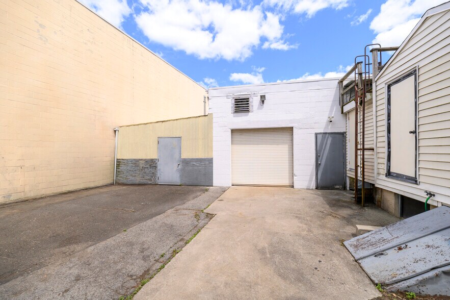36 Larkin St, Stamford, CT à vendre - Photo de l’immeuble – Image 2 sur 8