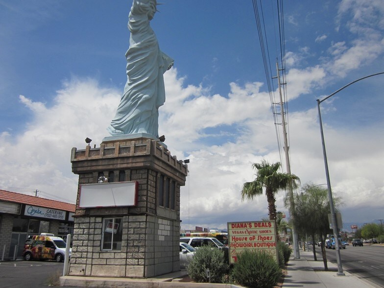 4211 W Sahara Ave, Las Vegas, NV à louer - Photo de l’immeuble – Image 2 sur 15