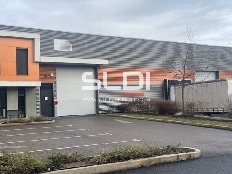 165 Avenue Henri Schneider, Meyzieu à louer - Photo de l’immeuble – Image 2 sur 6