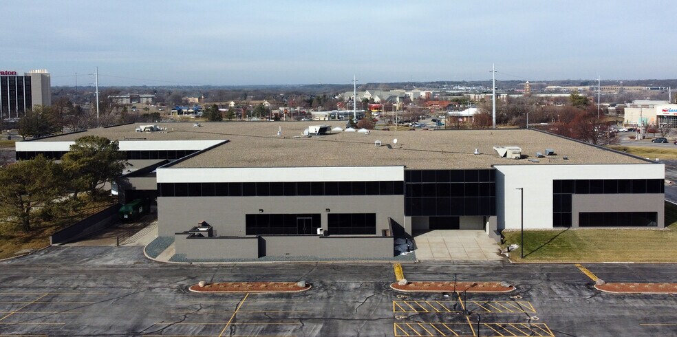 4900 University Ave, West Des Moines, IA à louer - Photo de l’immeuble – Image 3 sur 6