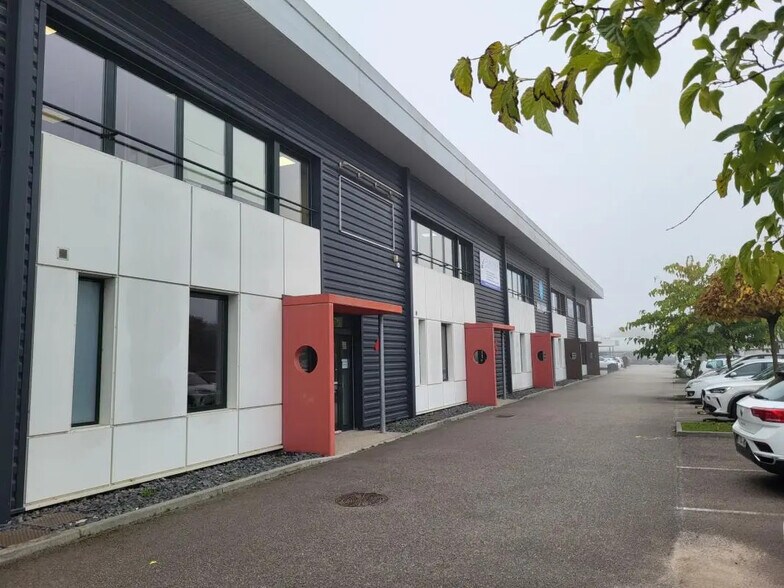 Local d’activités dans Saint-Quentin-Fallavier à louer - Photo de l’immeuble – Image 3 sur 7