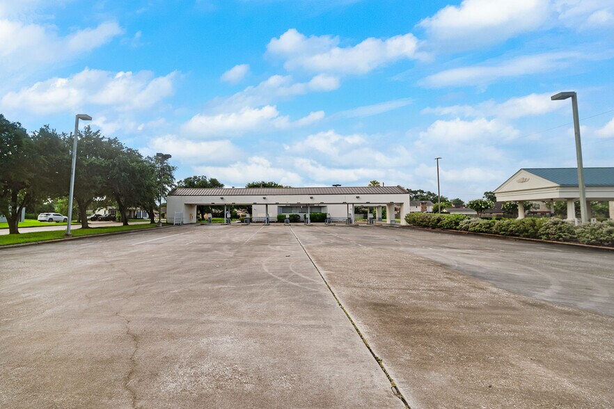 723 Rollingbrook Dr, Baytown, TX à vendre - Photo de l’immeuble – Image 1 sur 14