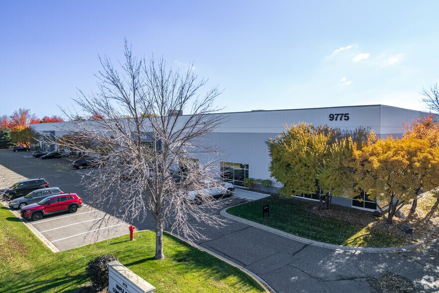 9775 85th Ave N, Maple Grove, MN à louer - Photo de l’immeuble – Image 2 sur 9