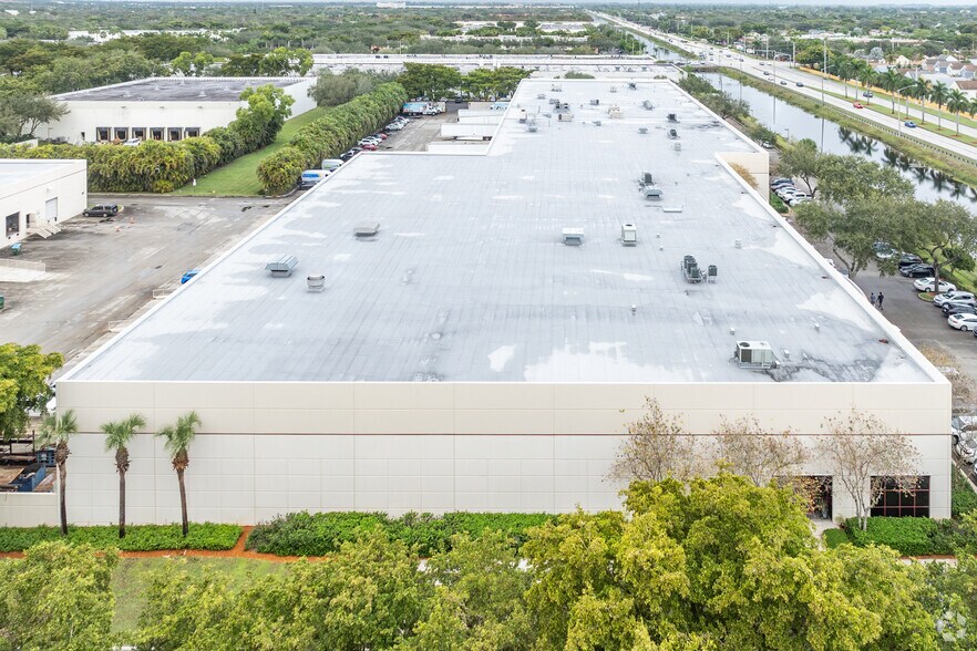10109-10181 USA Today Way, Miramar, FL à louer - Photo de l’immeuble – Image 2 sur 4