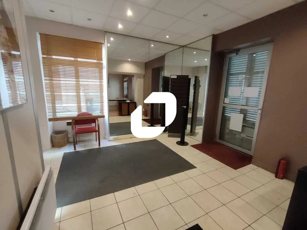 Bureau dans Versailles à louer Hall d’entrée– Image 1 sur 12