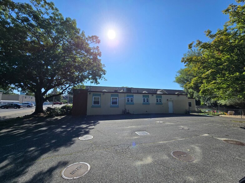 64 Bay Spring Ave, Barrington, RI à vendre - Photo de l’immeuble – Image 2 sur 7