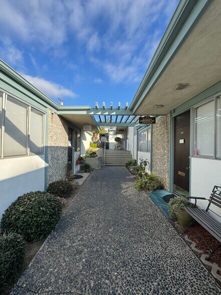 1141-1151 E Main St, Ventura, CA à louer - Photo de l’immeuble – Image 2 sur 14