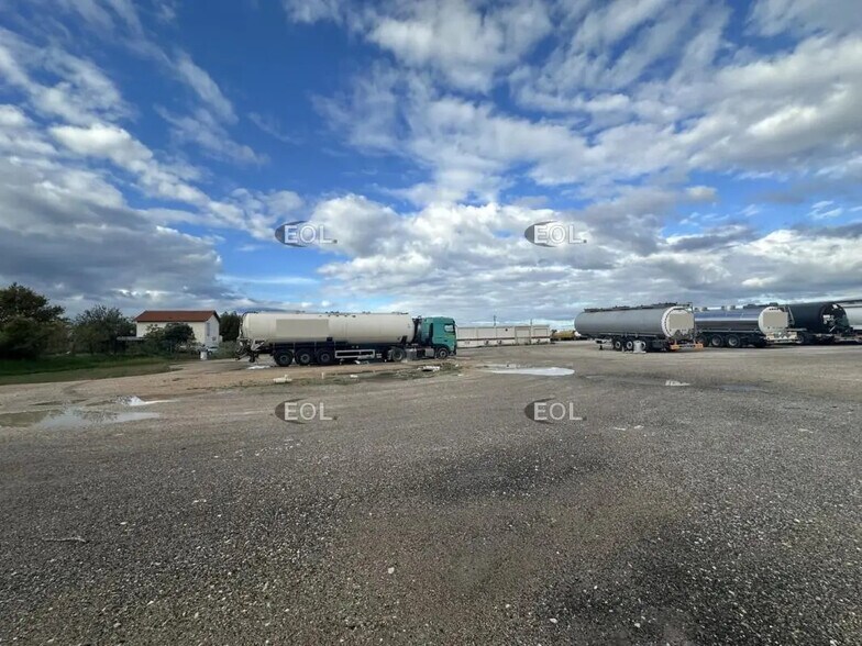 Terrain dans Vitrolles à louer - Photo de l’immeuble – Image 3 sur 6
