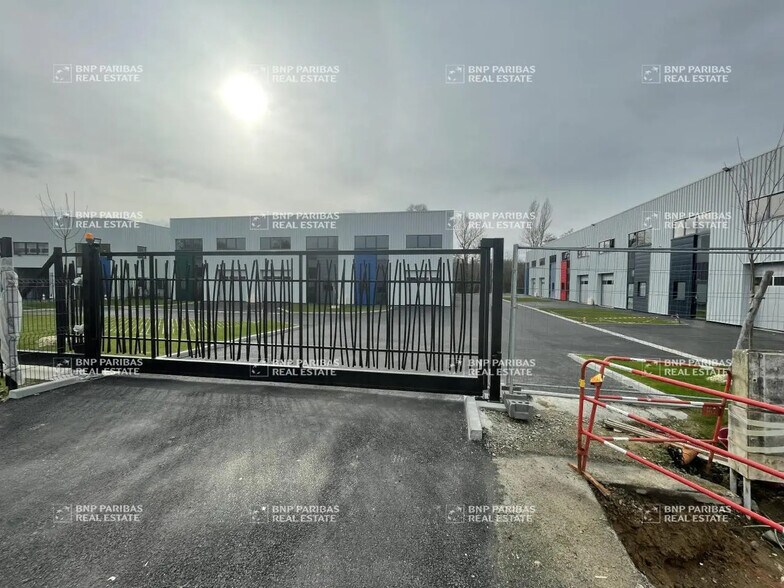 Local d'activités dans La Chapelle-sur-Erdre à vendre - Photo de l’immeuble – Image 2 sur 8