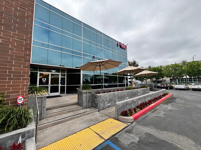 1601 E Orangewood Ave, Anaheim, CA à louer - Photo de l’immeuble – Image 3 sur 18
