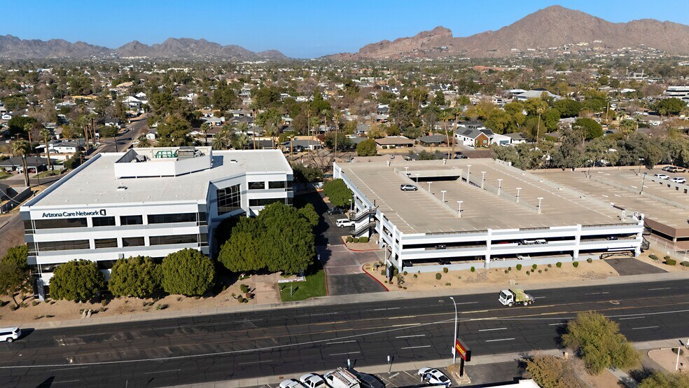 4222 E Thomas Rd, Phoenix, AZ à vendre - Photo de l’immeuble – Image 2 sur 17