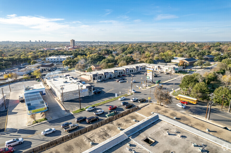 5525 Blanco Rd, San Antonio, TX à louer - Aérien – Image 1 sur 26