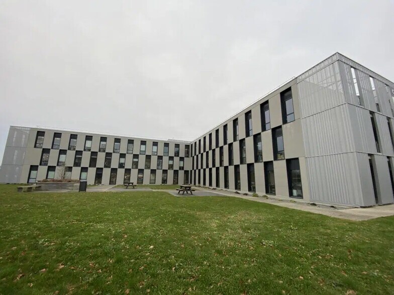 Bureau dans Saint-Grégoire à louer - Photo de l’immeuble – Image 3 sur 7
