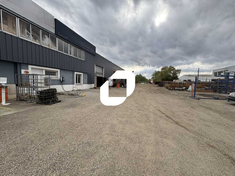Local d’activités dans Latresne à louer - Photo de l’immeuble – Image 3 sur 13