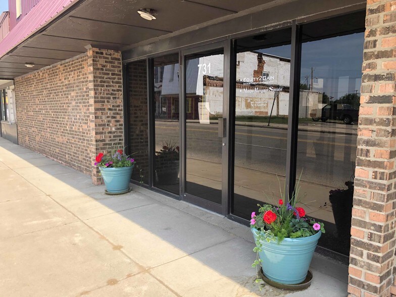 727-731 E Mount Morris St, Mount Morris, MI à vendre - Photo de l’immeuble – Image 2 sur 14