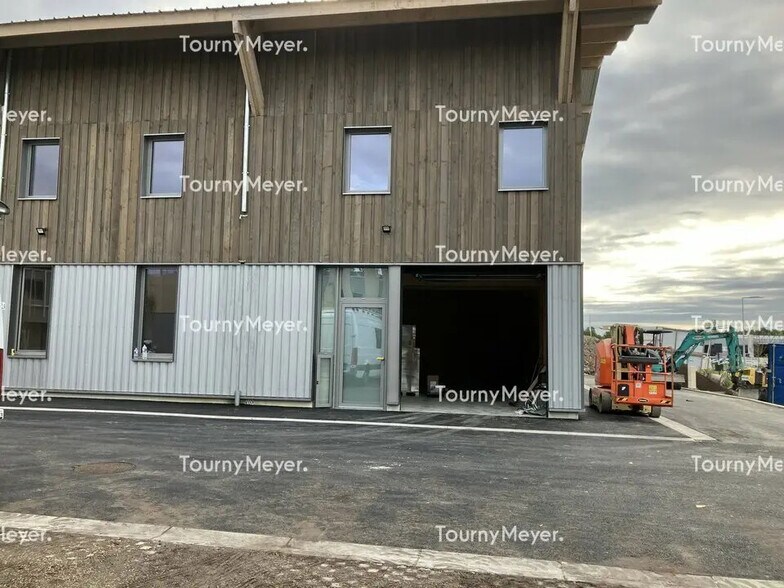 Local d’activités dans Le Haillan à louer - Photo de l’immeuble – Image 1 sur 5